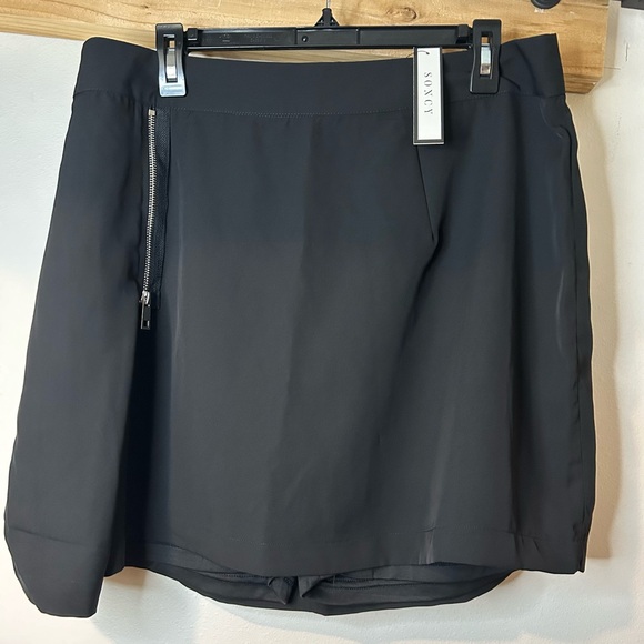 NWT SONCY BLACK SKIRT WITH FRONT ZIPPER DETAIL AND BUILT-IN SHORTS - Picture 1 of 6